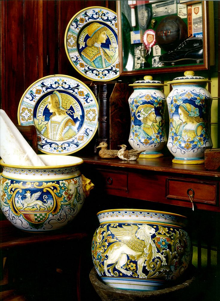 Una collezione di ceramiche artistiche tipiche dell'Umbria e della Toscana.