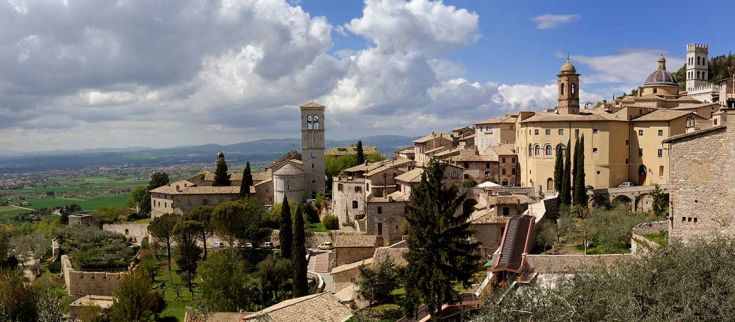 Panorama di Assisi, con i suoi edifici storici e il paesaggio dell'Umbria.