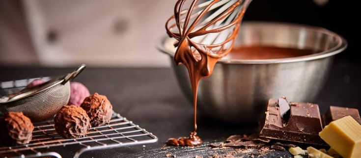 Un momento in cucina con cioccolato fuso e specialità fatte a mano.