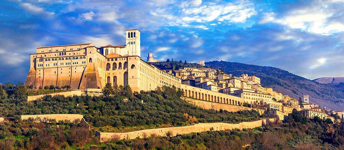 Basilica di San Francesco ad Assisi, situato nel cuore dell'Umbria, offre un'atmosfera storica e spirituale, circondato dalla cultura locale.