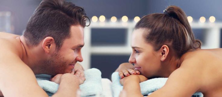 Una coppia si scambia sguardi affettuosi durante un momento di relax.