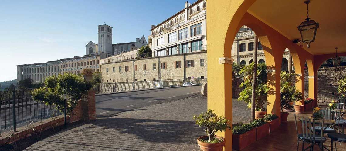Panorama umbro con archi e piante che arricchiscono il paesaggio circostante.