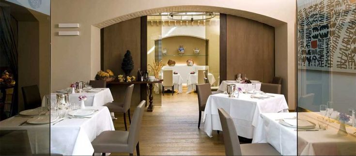 Interno di un ristorante con tavoli apparecchiati e un'atmosfera rilassata.