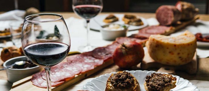 Una selezione di salumi, formaggi e vini rappresenta la tradizione culinaria dell'Umbria.