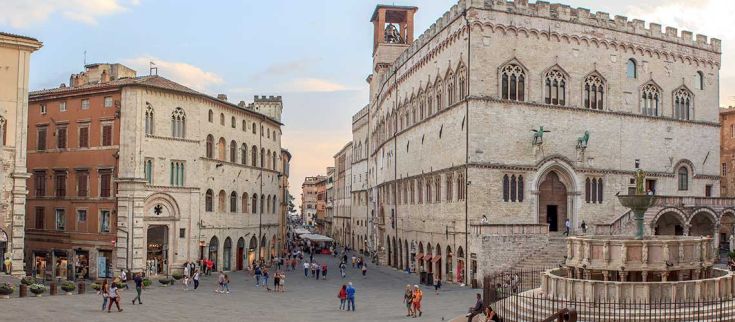 Piazza IV Novembre a Perugia, con il Palazzo dei Priori e la Fontana Maggiore, un esempio di architettura storica.