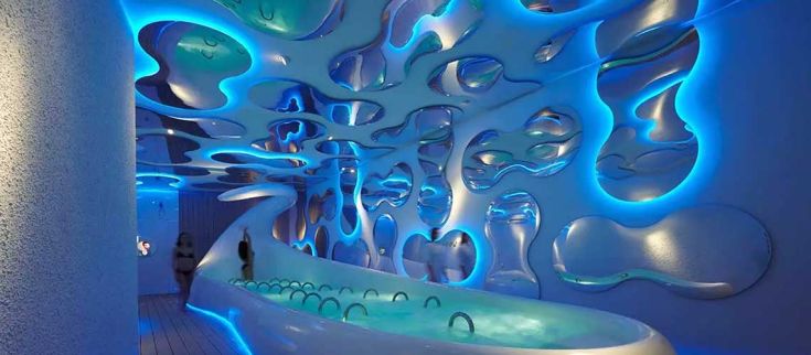 Un ambiente moderno con luci blu e forme morbide, ideale per momenti di relax e benessere.