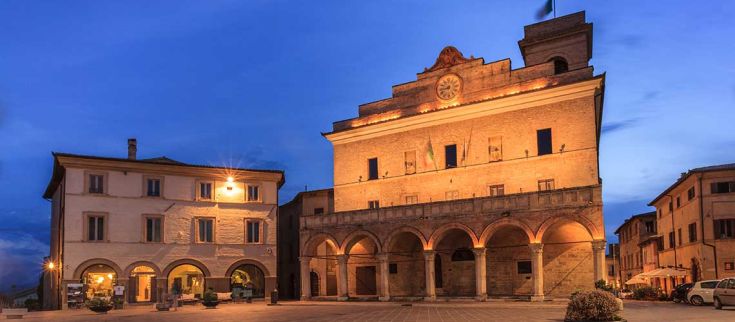 Un edificio storico visibile al tramonto, situato nel cuore della piazza di Montefalco. Ideale per passeggiate turistiche.