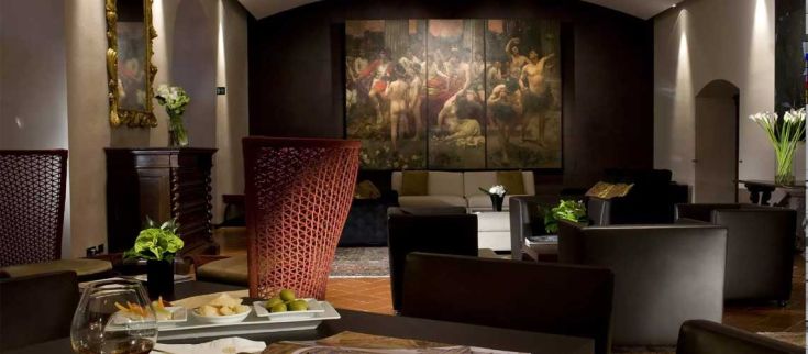 Interno elegante di un Hotel, con poltrone confortevoli e un'atmosfera rilassante.