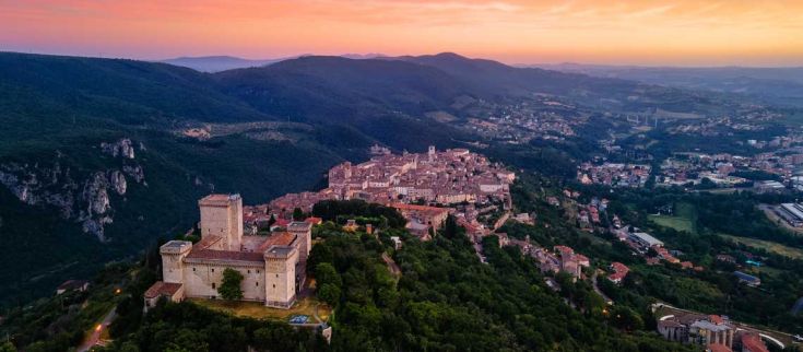 Panorama al tramonto dell'antica città di Assisi al tramonto e la natura circostante.