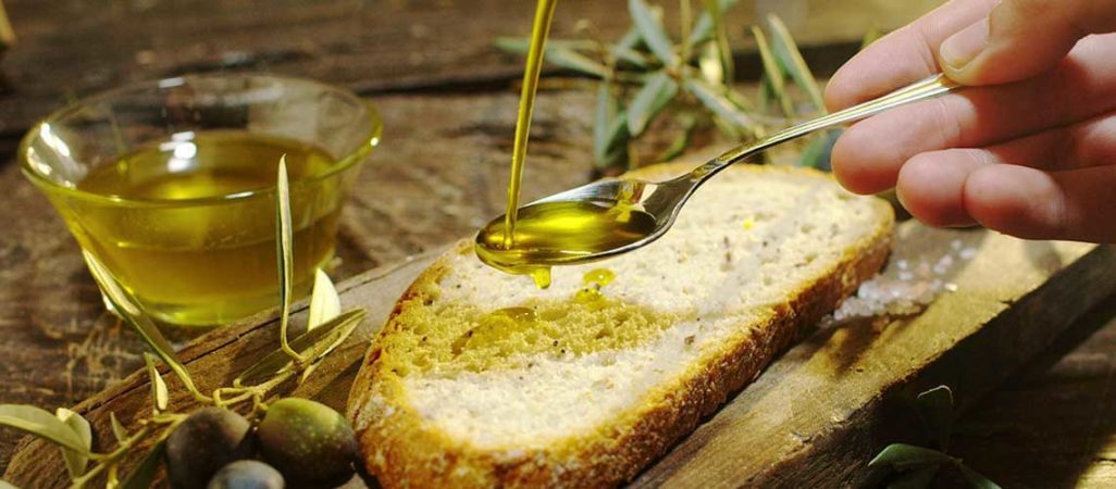 Una fetta di pane con olio d'oliva, servita con olive. Un piatto classico e delizioso.