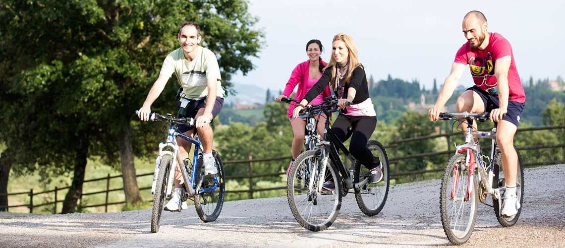 Un gruppo di amici che pedala nella natura umbra, trascorrendo una giornata all'aria aperta.