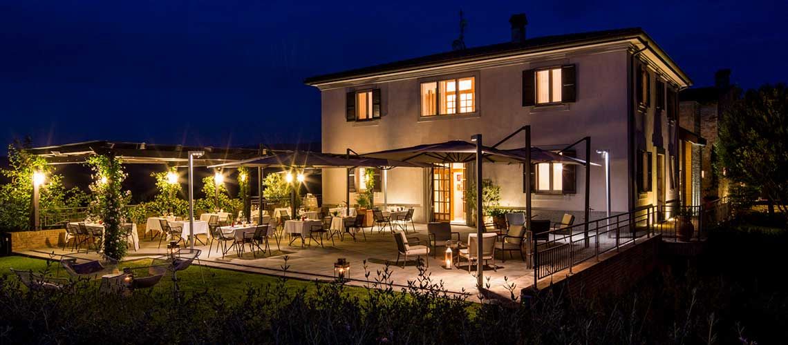 Un ristorante semplice e luminoso, immerso nel verde e in un contesto rilassante.