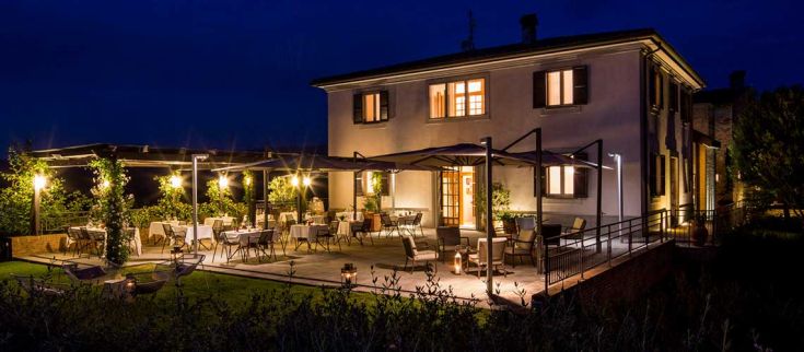 Un ristorante semplice e luminoso, immerso nel verde e in un contesto rilassante.