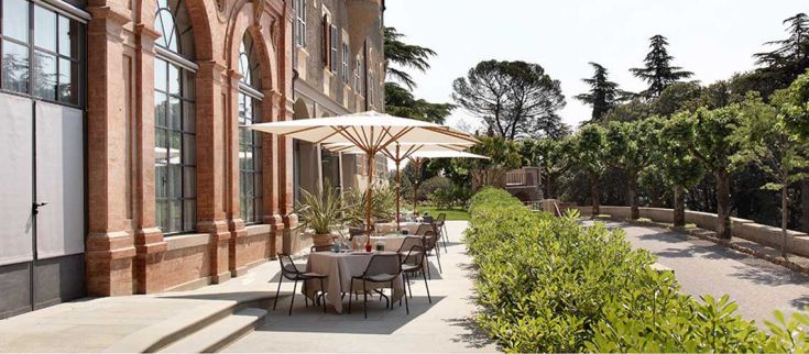 Un'area ristorativa esterna semplice, circondata dalla natura umbra.