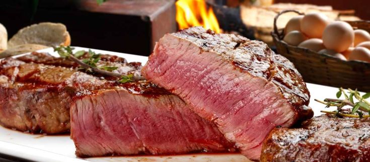 Un piatto gustoso di carne cotta con cura, marinata e presentata su un piatto tradizionale. Perfetto per chi ama la carne.