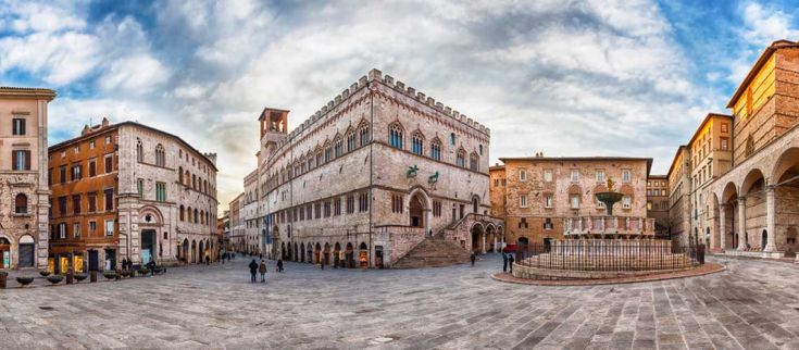 Panorama della storica Piazza IV Novembre, centro di Perugia, con i suoi edifici caratteristici.