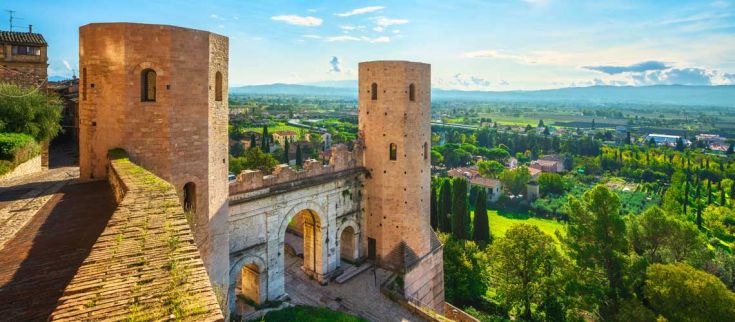 Torri medievali che sovrastano la campagna dell'Umbria.