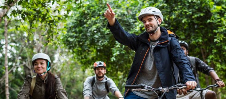 Un gruppo di ciclisti si muove attraverso l'ambiente naturale circostante.