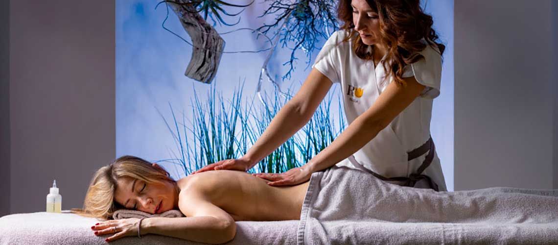 Un massaggio in un ambiente tranquillo, ideale per il relax e il recupero del benessere.