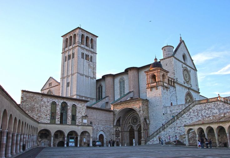 La Basilica di San Francesco si trova ad Assisi, ed è un'importante opera dell'architettura medievale e un luogo di spiritualità significativa.