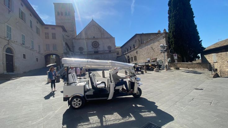 Un piacevole tour della città di Assisi a bordo di un ape calessino, immersi nella sua storia.