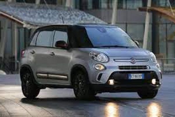 Una Fiat 500L argentata su un pavimento chiaro, pronta per muoversi.