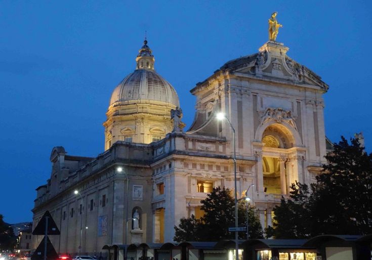 Architettura di una chiesa illuminata al crepuscolo, che rappresenta un aspetto della cultura locale e della storia.