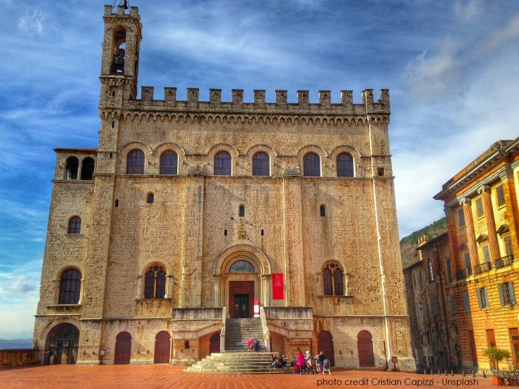 Piazza grande con il palazzo dei Consoli a Gubbio ben conservato, rappresentazione della cultura e dell'architettura della zona.