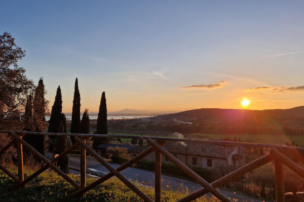 Un tramonto suggestivo sulle colline umbre, caratterizzato da colori caldi e un paesaggio sereno.