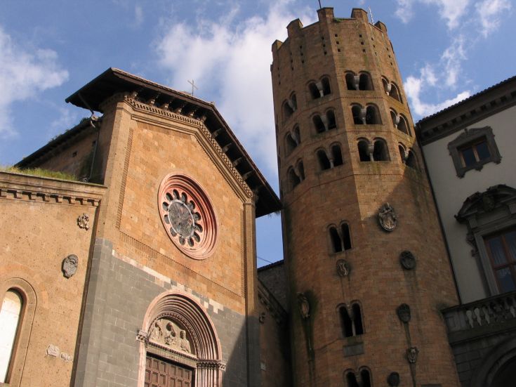 Due palazzi storici con un'imponente torre e un bel rosone. Un esempio d'architettura singolare.