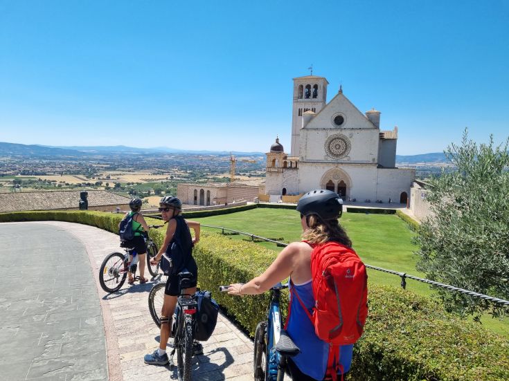 Esplora l'Umbria in bicicletta, godendo di panorami suggestivi e percorsi personalizzati.