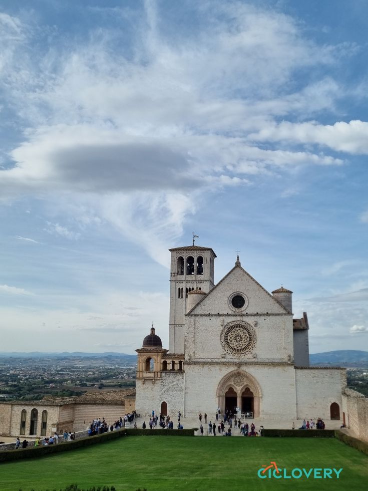 La Basilica di San Francesco ad Assisi, un'imponente struttura con dettagli architettonici caratteristici.