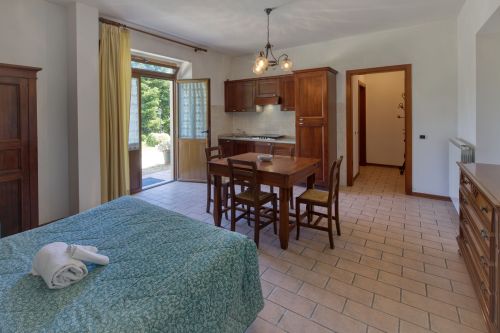 Appartamento spazioso e confortevole, adatto per famiglie, con panorama sulla natura circostante e arredamento in legno.