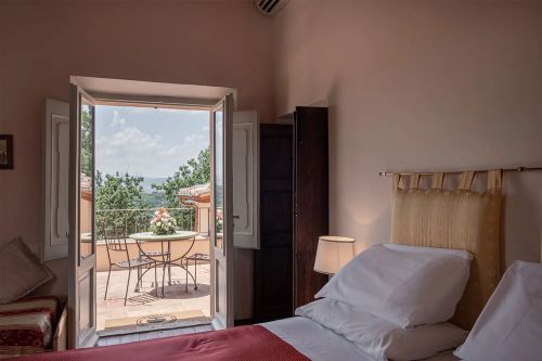 Camera accogliente con panorama sulla campagna umbra, ideale per un soggiorno tranquillo.