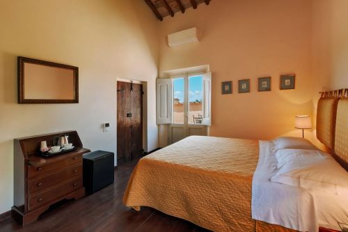 Camera accogliente che si affaccia sulla campagna umbra, ideale per un soggiorno tranquillo e rigenerante.