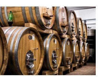 botti di legno di vino rosso , impilate in cantina 