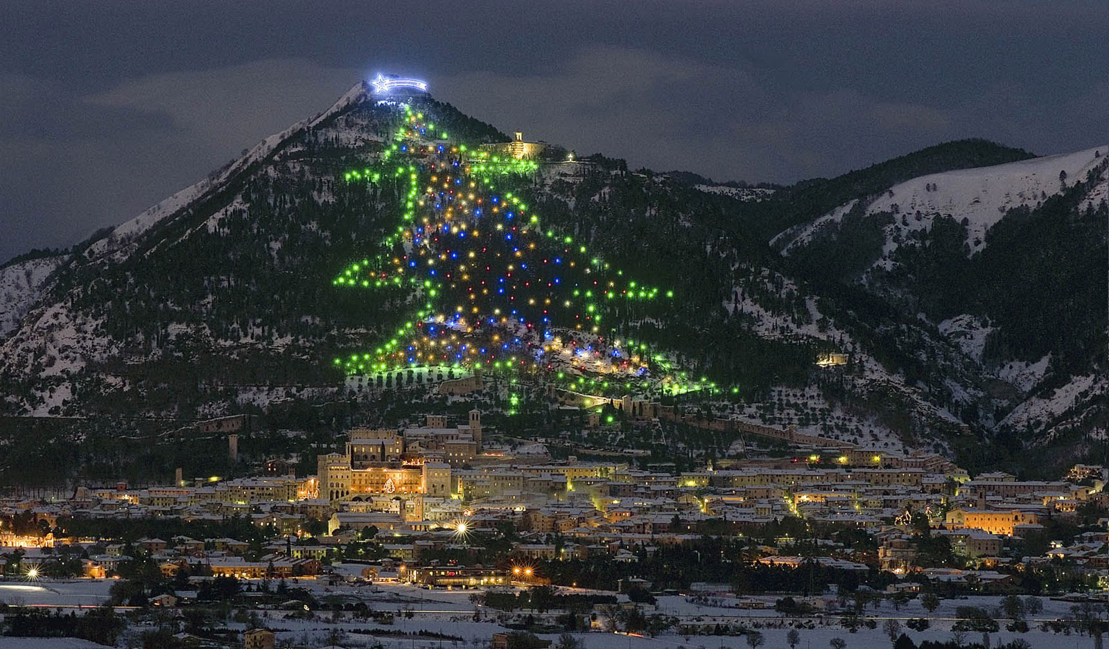 Titolo: Gubbio, Città del Natale: Magia sotto l’Albero