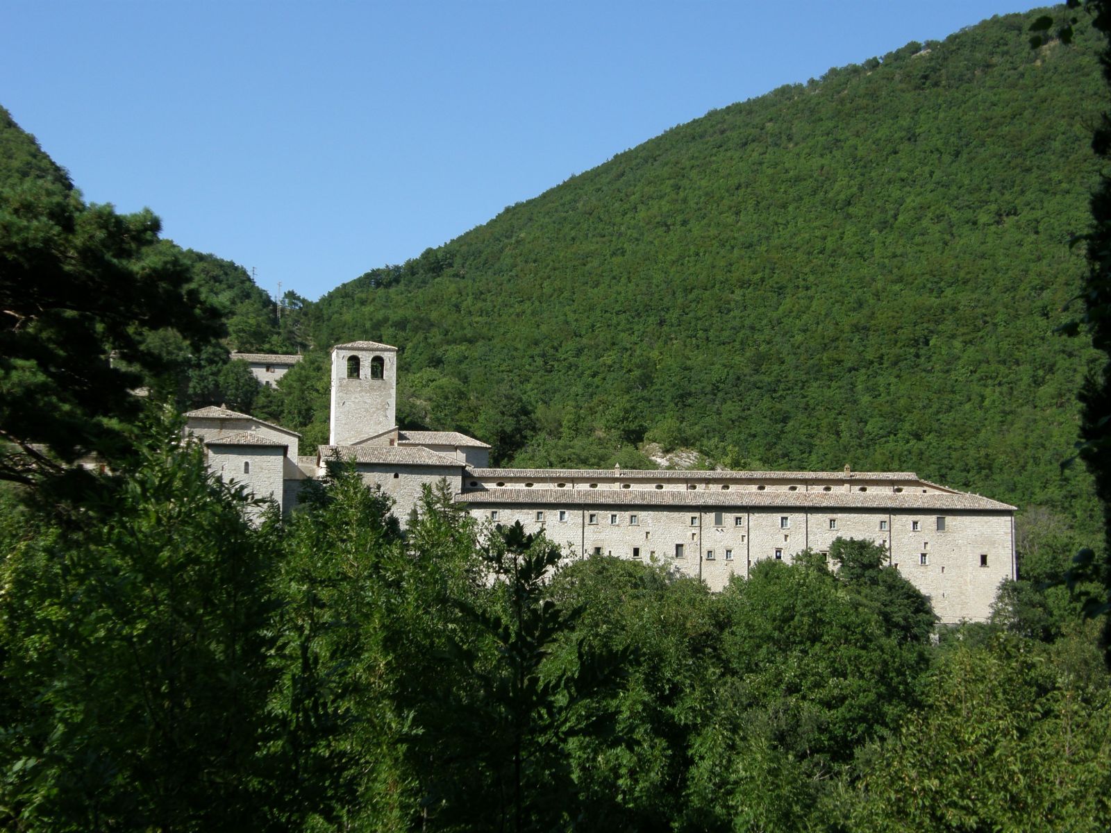 Monastero circondato dalle dolci colline umbre, un luogo tranquillo dedicato alla spiritualità.