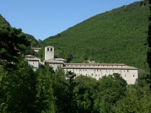 Monastero circondato dalle dolci colline umbre, un luogo tranquillo dedicato alla spiritualità.