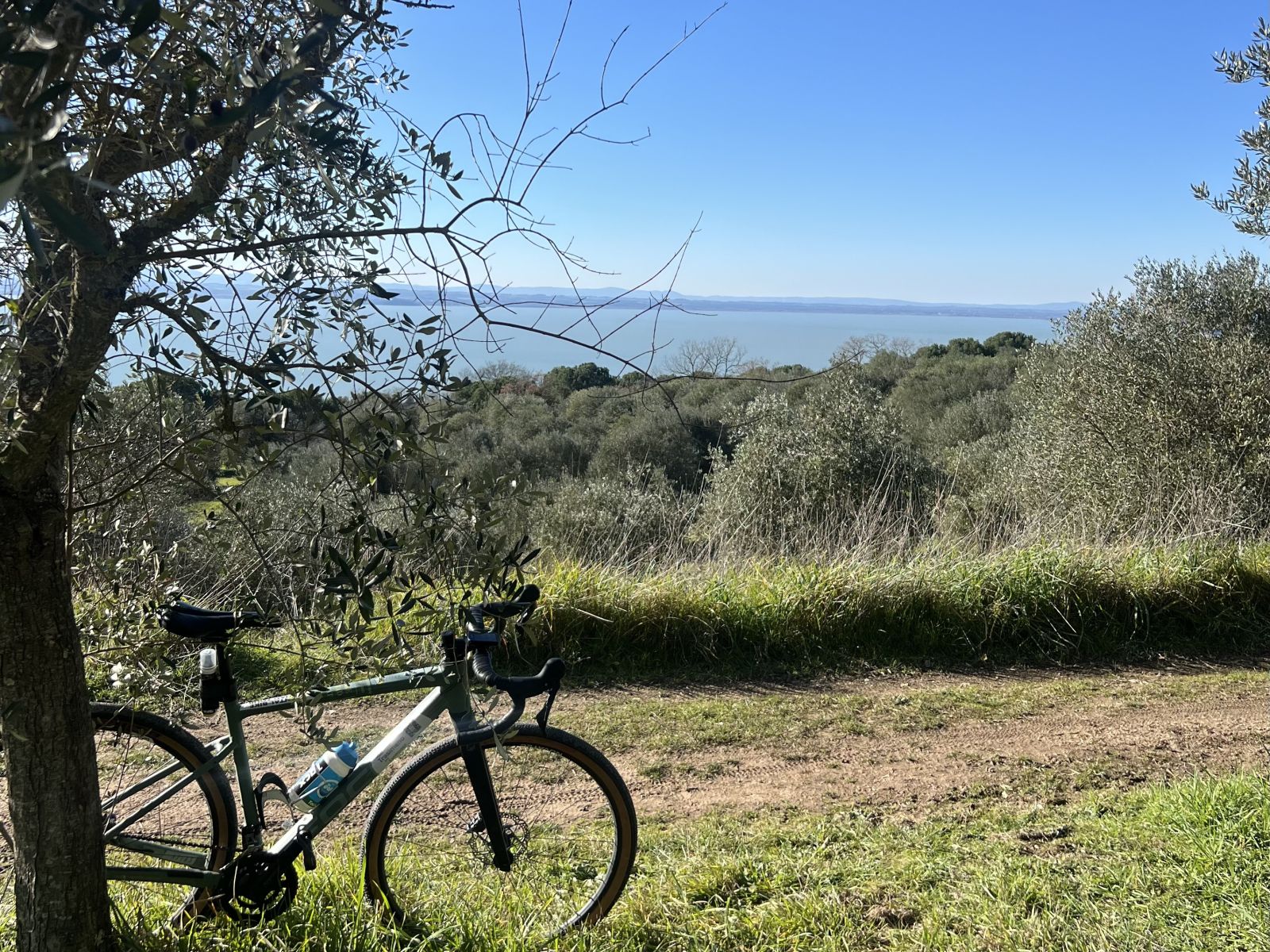 Borghi, Lago e Colline in bici Gravel con Guida