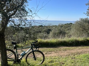Titolo: Borghi, Lago e Colline in bici Gravel con Guida
