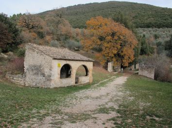 Panorama dell'Umbria che mostra edifici storici e una natura verdeggiante.