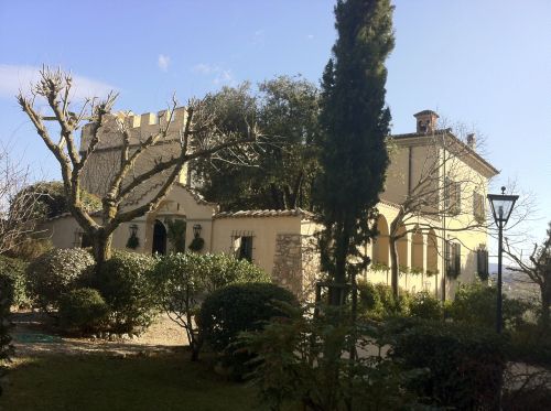 Edificio circondato da un grande giardino, con stanze decorate in stile tradizionale e spazi per il relax.