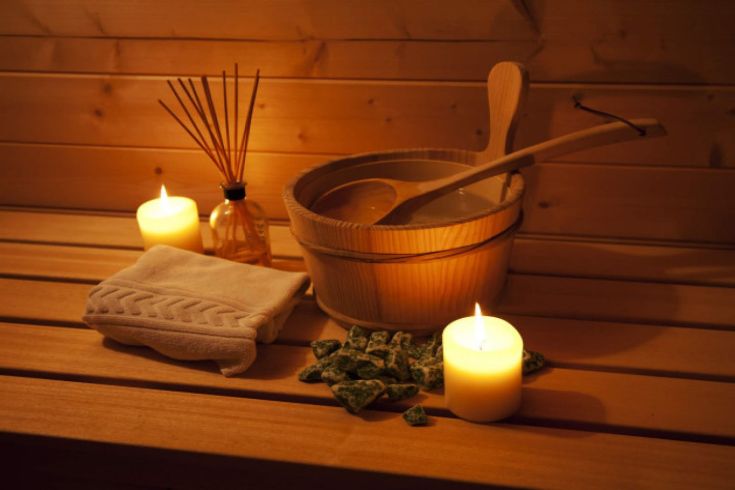Un angolo di calma con candele e elementi per il benessere.