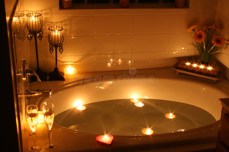 Un bagno luminoso e confortevole, decorato con candele, vini e fiori freschi. Un ambiente tranquillo per una serata intima.