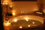Un bagno luminoso e confortevole, decorato con candele, vini e fiori freschi. Un ambiente tranquillo per una serata intima.