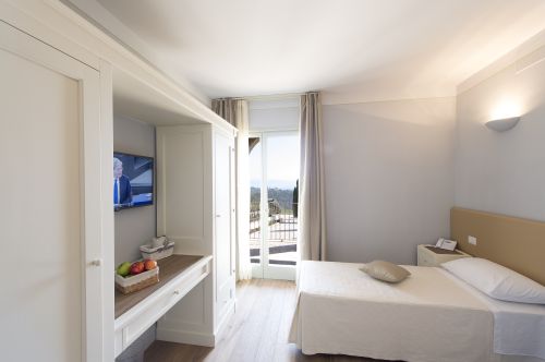 Camera accogliente con panorama sulla natura circostante, perfetta per un soggiorno tranquillo.