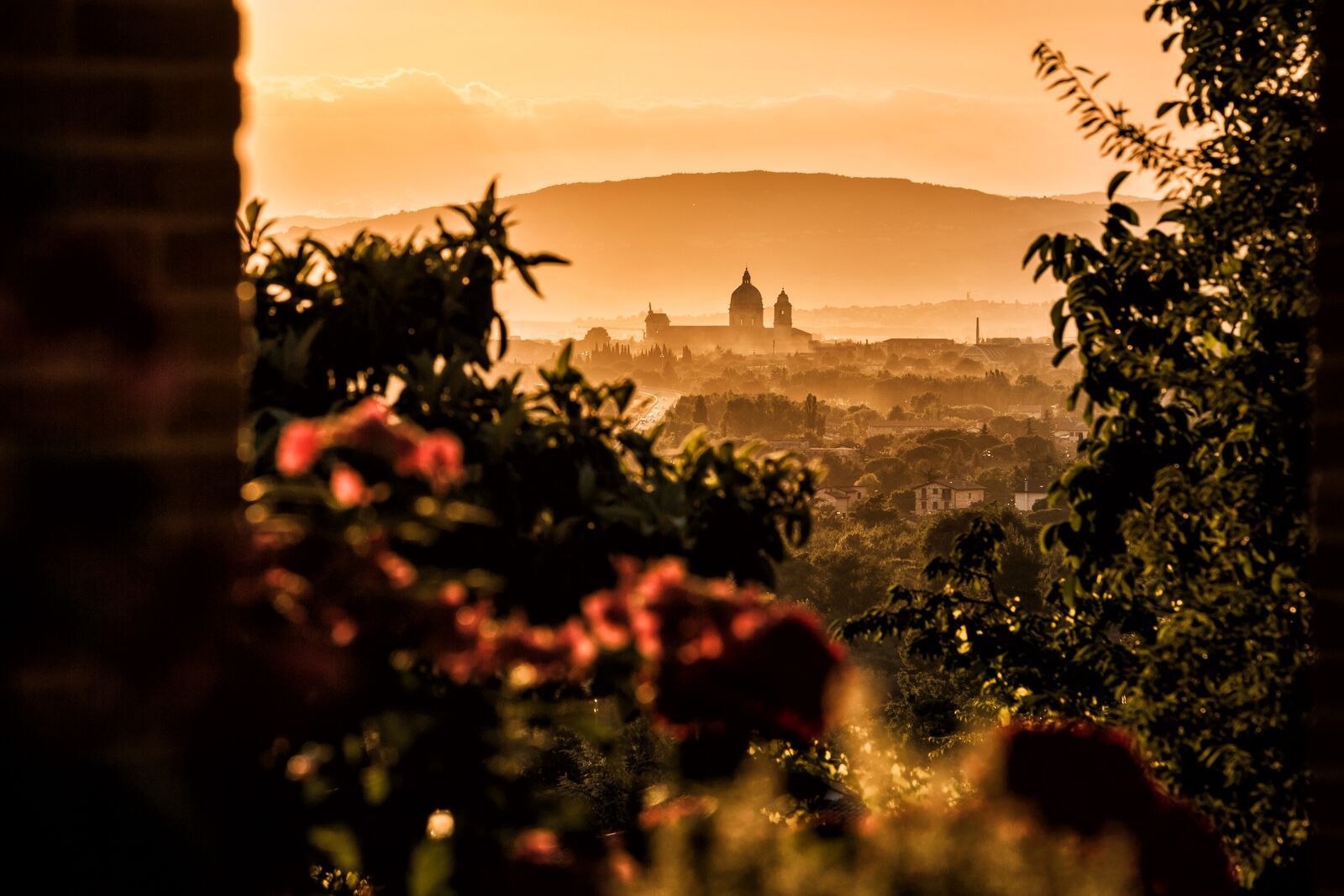 Un tramonto suggestivo con vista Assisi, caratterizzati da antichi edifici che creano un'atmosfera affascinante.