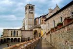 Panorama della Basilica di San Francesco ad Assisi, esempio significativo di architettura medievale.
